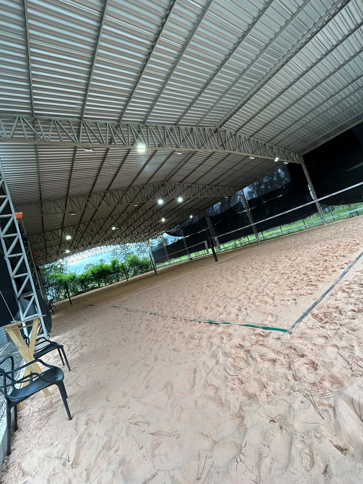 Interior da arena coberta com areia
